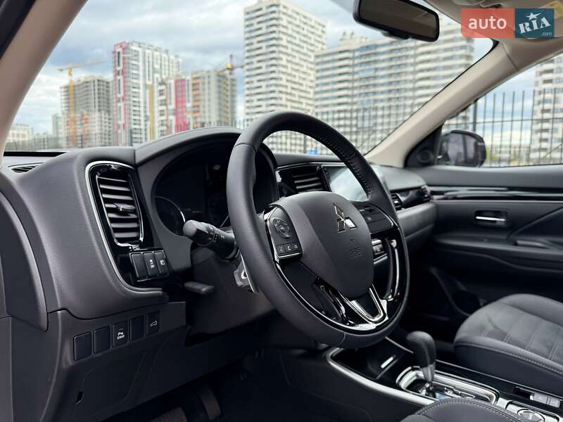 Внедорожник / Кроссовер Mitsubishi Outlander 2023 в Киеве