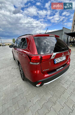 Внедорожник / Кроссовер Mitsubishi Outlander 2015 в 