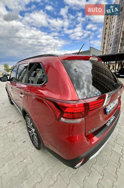 Внедорожник / Кроссовер Mitsubishi Outlander 2015 в 