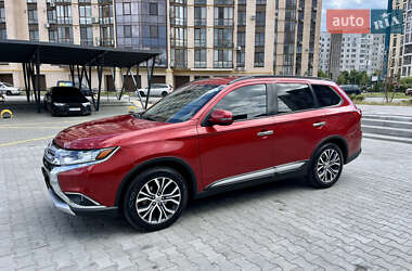 Внедорожник / Кроссовер Mitsubishi Outlander 2015 в 