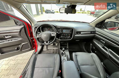 Внедорожник / Кроссовер Mitsubishi Outlander 2015 в 
