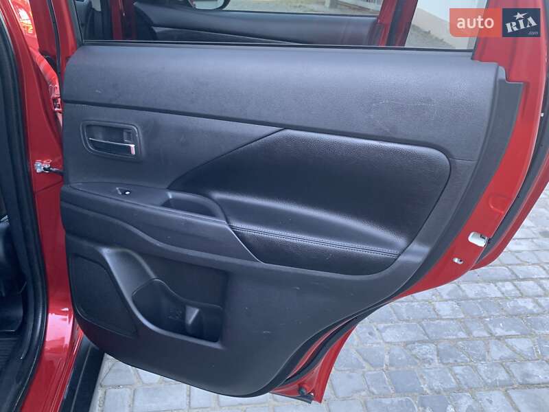Внедорожник / Кроссовер Mitsubishi Outlander 2015 в Дрогобыче