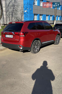 Внедорожник / Кроссовер Mitsubishi Outlander 2016 в 