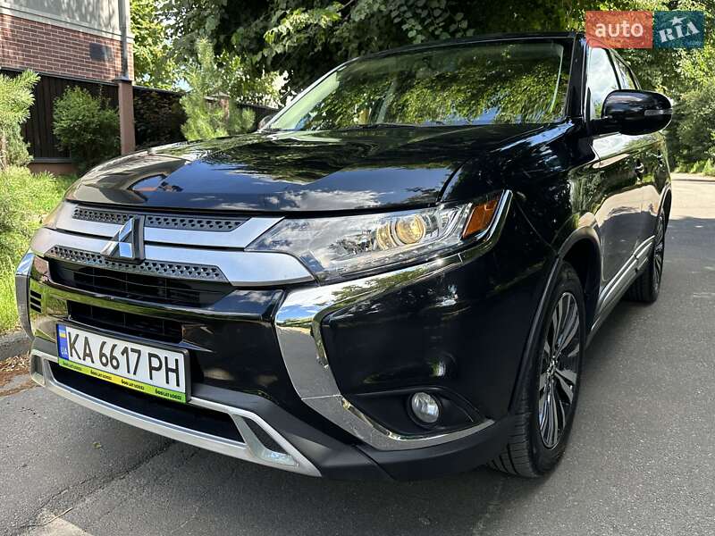 Внедорожник / Кроссовер Mitsubishi Outlander 2019 в Киеве