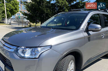 Позашляховик / Кросовер Mitsubishi Outlander 2014 в 