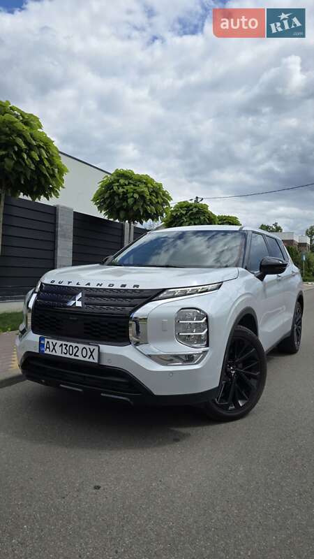 Внедорожник / Кроссовер Mitsubishi Outlander 2022 в 