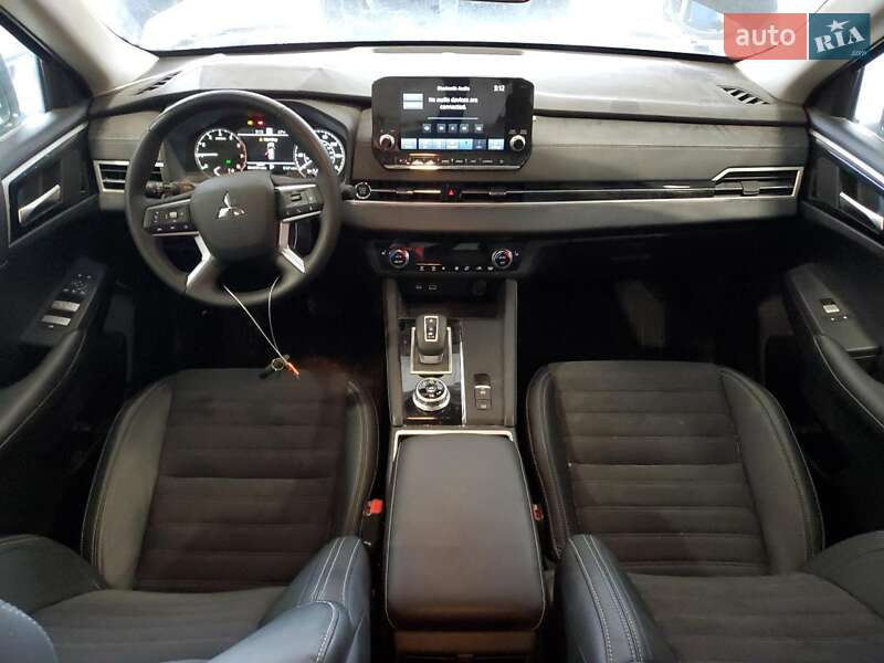 Внедорожник / Кроссовер Mitsubishi Outlander 2023 в Запорожье