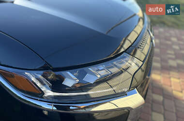 Внедорожник / Кроссовер Mitsubishi Outlander 2019 в 