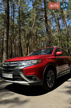 Внедорожник / Кроссовер Mitsubishi Outlander 2017 в 