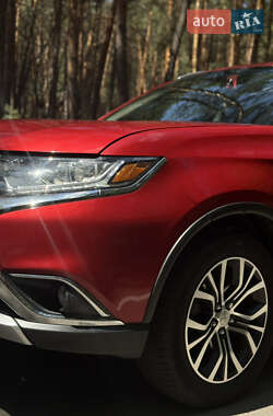 Внедорожник / Кроссовер Mitsubishi Outlander 2017 в 