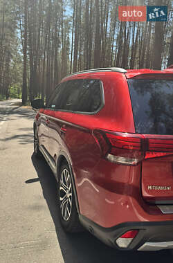 Внедорожник / Кроссовер Mitsubishi Outlander 2017 в 