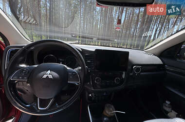 Внедорожник / Кроссовер Mitsubishi Outlander 2017 в 