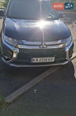 Внедорожник / Кроссовер Mitsubishi Outlander 2016 в Киеве