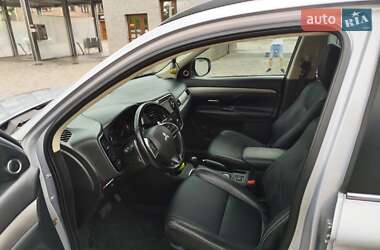 Внедорожник / Кроссовер Mitsubishi Outlander 2013 в 