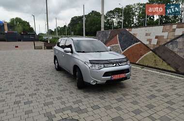 Внедорожник / Кроссовер Mitsubishi Outlander 2013 в 