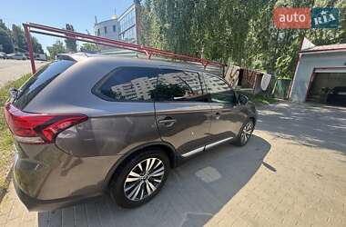 Внедорожник / Кроссовер Mitsubishi Outlander 2017 в 