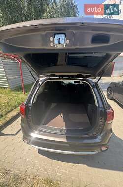 Внедорожник / Кроссовер Mitsubishi Outlander 2017 в 