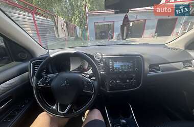Внедорожник / Кроссовер Mitsubishi Outlander 2017 в 