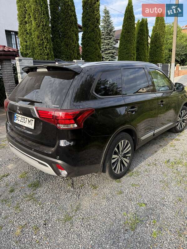 Позашляховик / Кросовер Mitsubishi Outlander 2021 в Львові