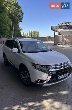 Внедорожник / Кроссовер Mitsubishi Outlander 2015 в 