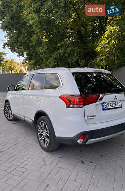 Внедорожник / Кроссовер Mitsubishi Outlander 2015 в 