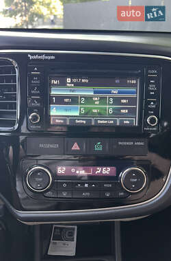 Внедорожник / Кроссовер Mitsubishi Outlander 2015 в 