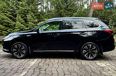 Внедорожник / Кроссовер Mitsubishi Outlander 2015 в 