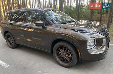 Внедорожник / Кроссовер Mitsubishi Outlander 2022 в 