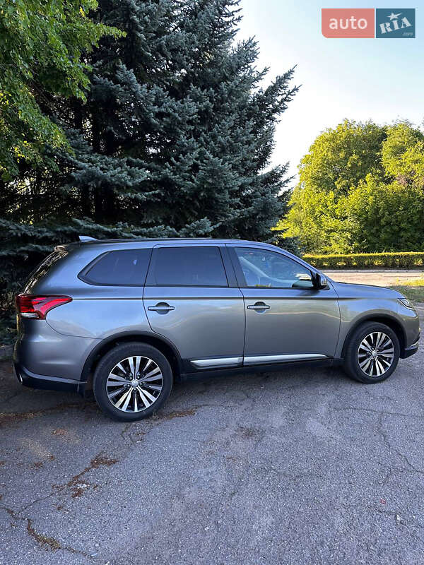 Позашляховик / Кросовер Mitsubishi Outlander 2021 в Запоріжжі