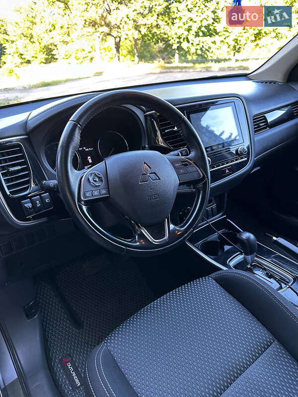 Позашляховик / Кросовер Mitsubishi Outlander 2021 в Запоріжжі