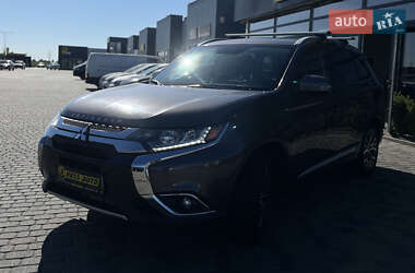Внедорожник / Кроссовер Mitsubishi Outlander 2015 в 