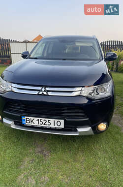 Внедорожник / Кроссовер Mitsubishi Outlander 2015 в 