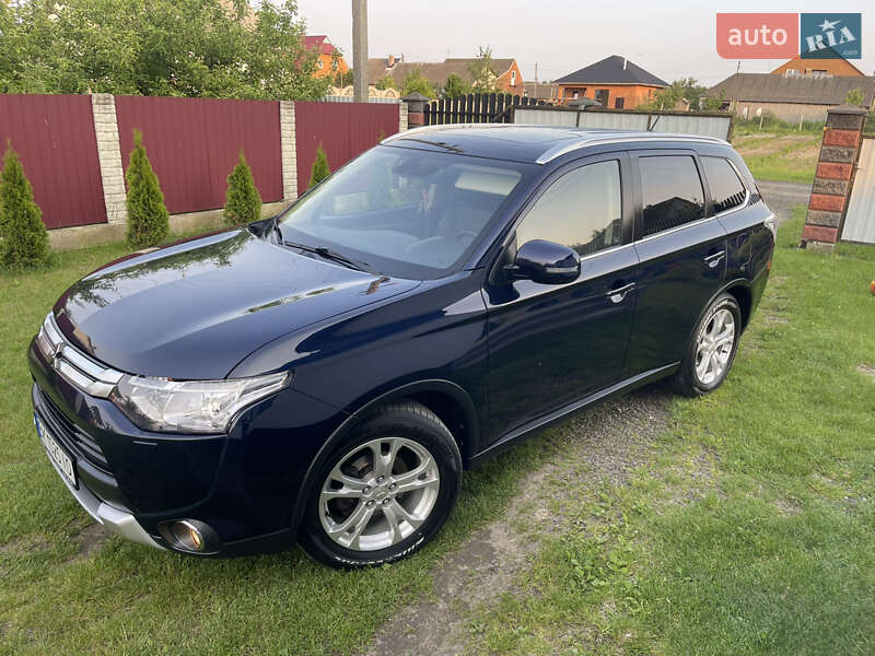 Внедорожник / Кроссовер Mitsubishi Outlander 2015 в Владимирце