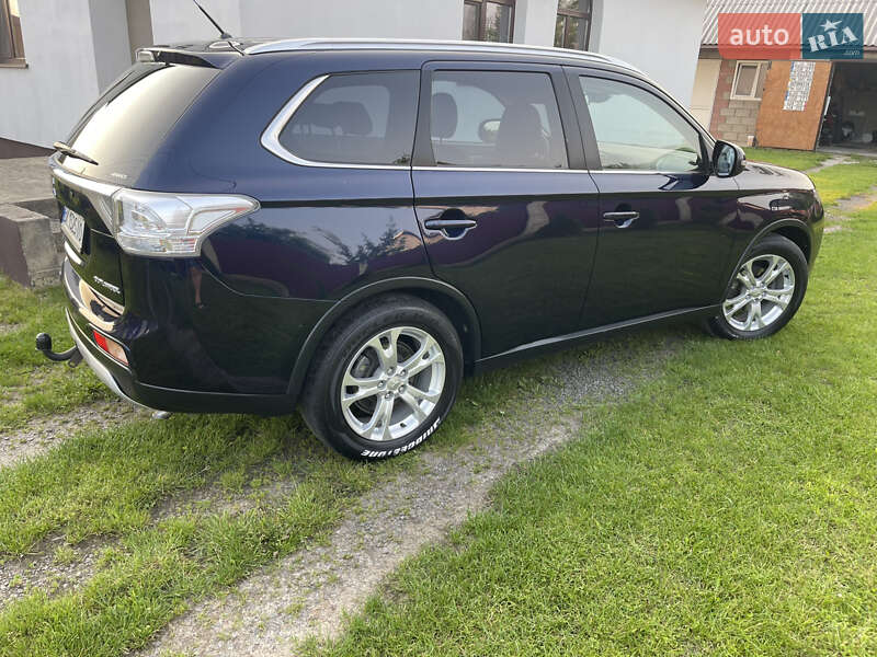 Внедорожник / Кроссовер Mitsubishi Outlander 2015 в Владимирце