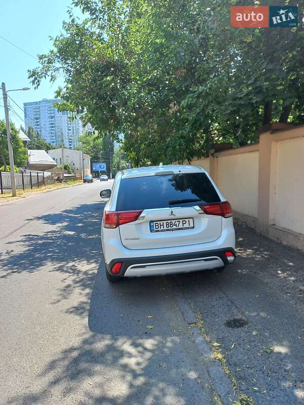 Внедорожник / Кроссовер Mitsubishi Outlander 2021 в Одессе
