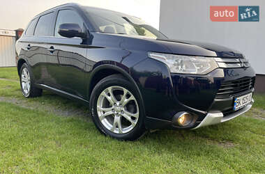 Внедорожник / Кроссовер Mitsubishi Outlander 2015 в 