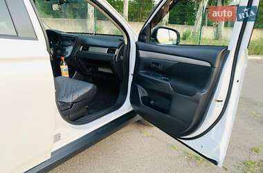 Внедорожник / Кроссовер Mitsubishi Outlander 2012 в 