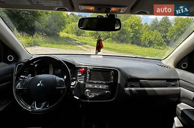 Внедорожник / Кроссовер Mitsubishi Outlander 2015 в 