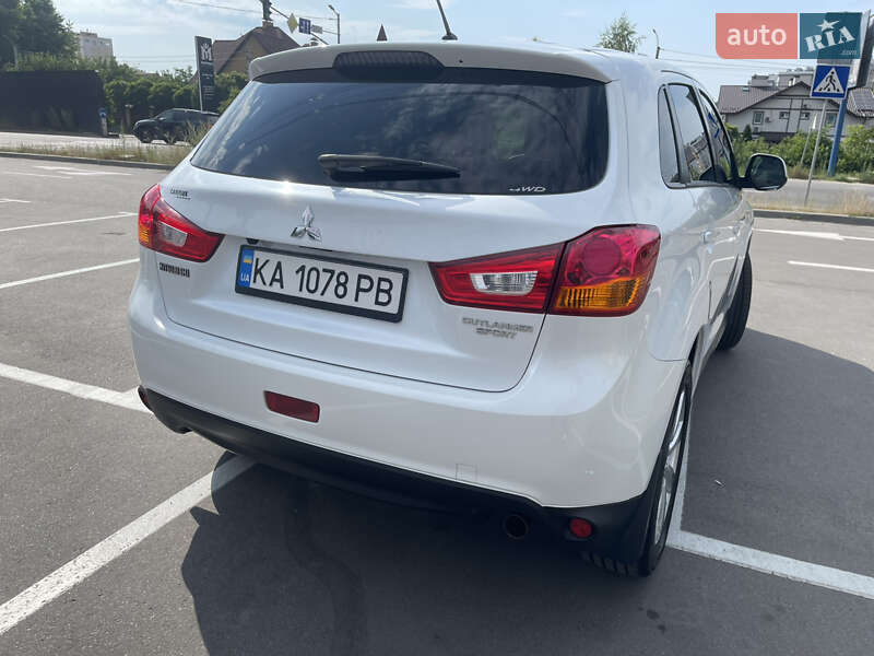Внедорожник / Кроссовер Mitsubishi Outlander 2015 в Киеве