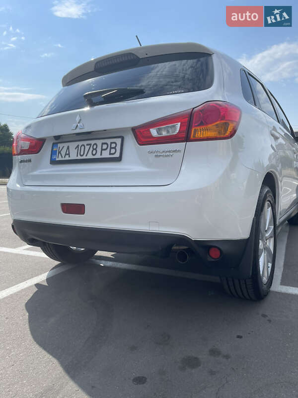 Внедорожник / Кроссовер Mitsubishi Outlander 2015 в Киеве