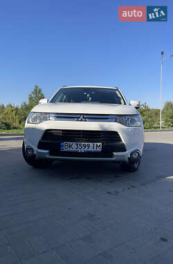 Внедорожник / Кроссовер Mitsubishi Outlander 2014 в 