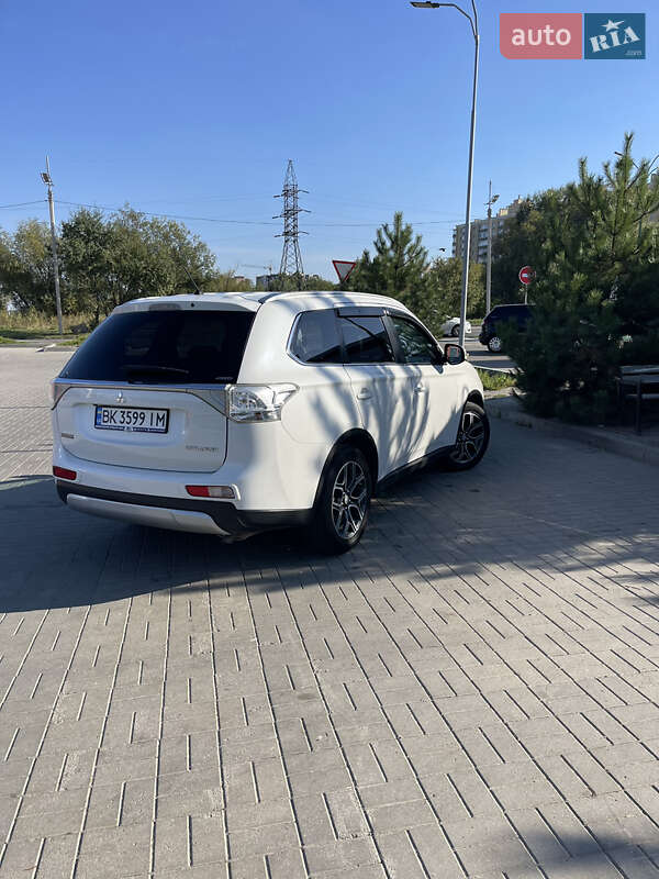 Внедорожник / Кроссовер Mitsubishi Outlander 2014 в Хмельницком