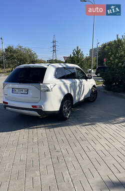 Внедорожник / Кроссовер Mitsubishi Outlander 2014 в 