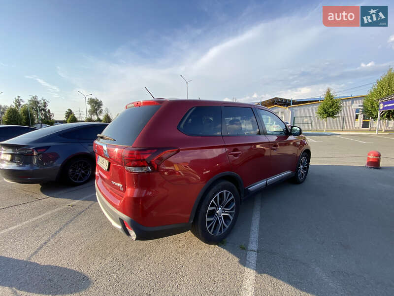 Внедорожник / Кроссовер Mitsubishi Outlander 2016 в Киеве