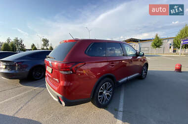 Внедорожник / Кроссовер Mitsubishi Outlander 2016 в 