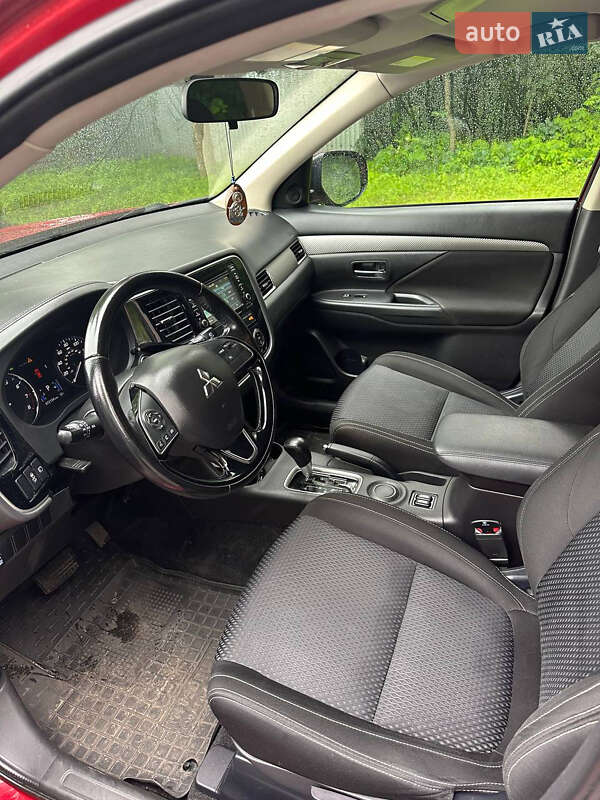 Внедорожник / Кроссовер Mitsubishi Outlander 2016 в Киеве