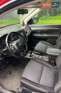 Внедорожник / Кроссовер Mitsubishi Outlander 2016 в 