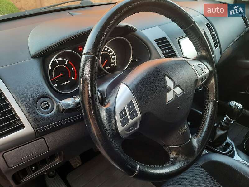 Внедорожник / Кроссовер Mitsubishi Outlander 2012 в Стрые