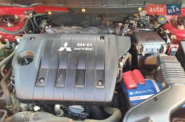 Внедорожник / Кроссовер Mitsubishi Outlander 2012 в 