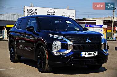 Внедорожник / Кроссовер Mitsubishi Outlander 2022 в 